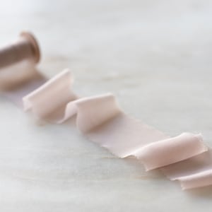 Dusty Rose, fita de chiffon | 2" de largura | feito à mão + tingido à mão para flores de casamento, guirlandas, varinhas, artesanato, convites + kits de estilo flat lay
