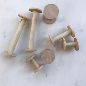 Carretéis de madeira | ecológicos, minimalistas, feitos à mão com madeira inacabada, para flat lays, crochê, artesanato, fotografia e kits de estilo