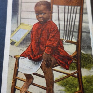 Down in Sunny Dixie Impressão giclée Cartão postal recuperado. Vários tamanhos. Jovem em uma cadeira