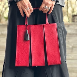 Kleine Handtasche mit zwei kontrastierenden Hohlfalten