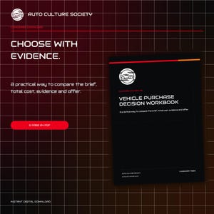 Peut inclure: Un document numérique intitulé Vehicle Purchase Decision Workbook par Auto Culture Society. La couverture noire présente un logo de voiture blanc, des accents rouges et du texte décrivant une méthode pratique pour comparer le brief, le coût total, les preuves et l'offre.