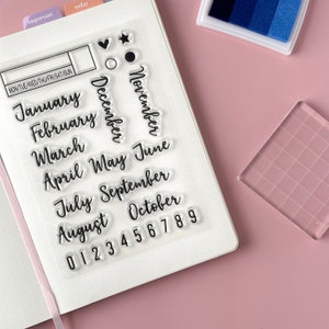 Stempel met cursieve maanden, weekdagjournaalpostzegels, plannerstempels, kalendermaanden en -nummers in moderne schriftstempelset | BBB-benodigdheden | SP006