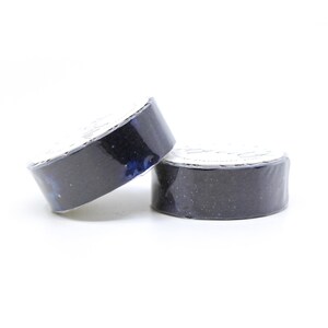 Puede incluir: Dos rollos de cinta washi con un estampado de galaxia azul oscuro y negro. La cinta est&aacute; empaquetada en pl&aacute;stico transparente.