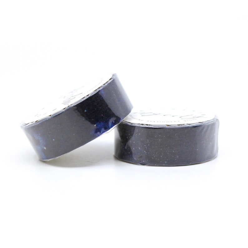Puede incluir: Dos rollos de cinta washi con un estampado de galaxia azul oscuro y negro. La cinta est&aacute; empaquetada en pl&aacute;stico transparente.
