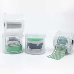 Plastikowy dozownik taśmy Washi - mieści 1 szt. taśmy Washi o szerokości 25 mm, 2 szt. taśmy Washi o szerokości 15 mm lub 4 szt. taśmy Washi o szerokości 5 mm, dozownik taśmy Washi wielokrotnego użytku // Materiały BBB // R-X044