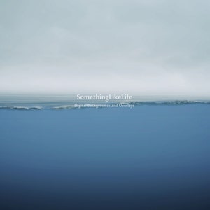 Può includere: Un'immagine di sfondo digitale che presenta un cielo nebbioso di colore blu chiaro sopra un oceano blu scuro. L'immagine è sfocata e ha un'atmosfera morbida e da sogno.