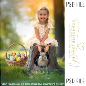 Puede incluir: Una niña pequeña con un vestido blanco se sienta en un tocón de árbol con un conejo marrón. La niña sostiene una cesta de huevos de Pascua coloridos. El fondo es un bosque verde y amarillo borroso.