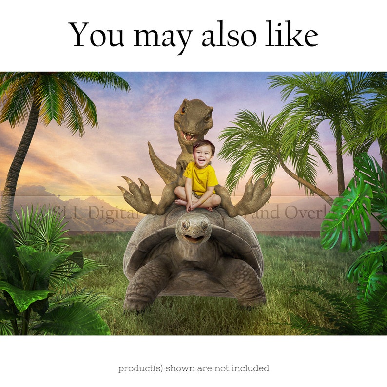Pode incluir: Um menino pequeno est&aacute; sentado em uma grande tartaruga, com um dinossauro verde em p&eacute; atr&aacute;s dele. A cena se passa em uma selva com palmeiras e vegeta&ccedil;&atilde;o exuberante. O c&eacute;u &eacute; de um laranja e rosa vibrantes, o que sugere um p&ocirc;r do sol.