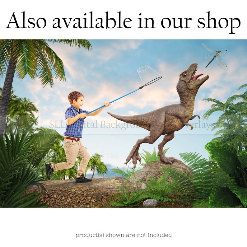 Pode incluir: Um menino pequeno com uma camisa azul xadrez e cal&ccedil;as c&aacute;qui usa uma rede azul em um pau para tentar pegar uma lib&eacute;lula enquanto um grande dinossauro fica em uma rocha atr&aacute;s dele. A cena se passa em uma selva com palmeiras e vegeta&ccedil;&atilde;o exuberante.