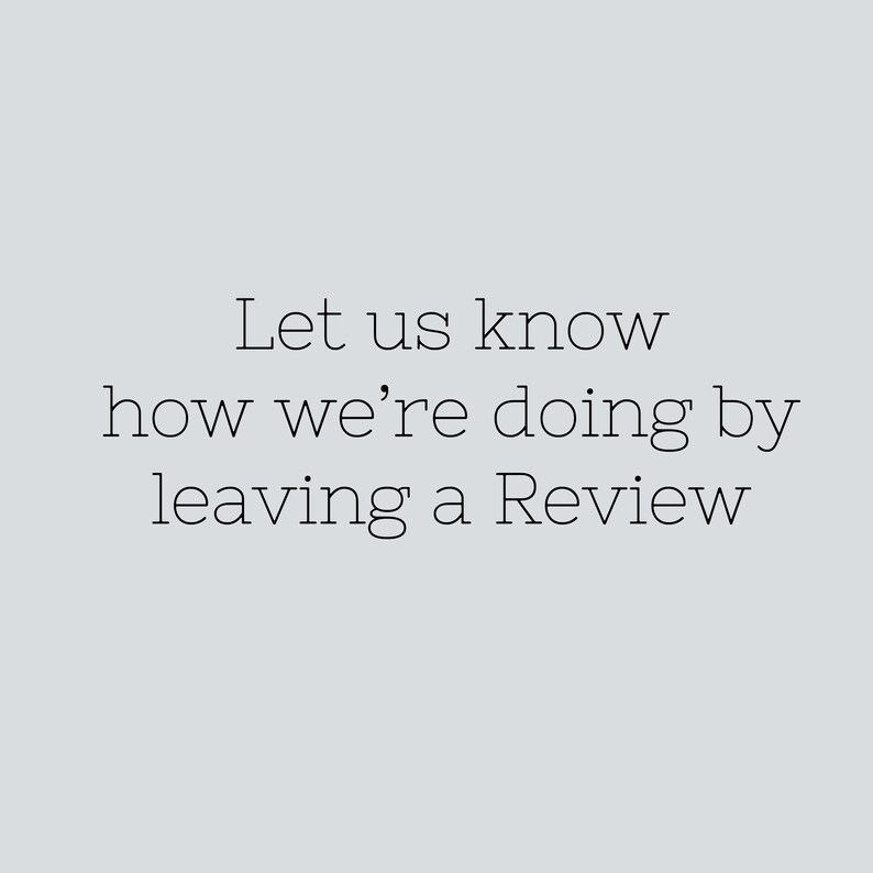 Puede incluir: Fondo gris claro con el texto "Let us know how we're doing by leaving a Review" en una fuente sencilla y elegante. El texto est&aacute; centrado y en color gris oscuro.