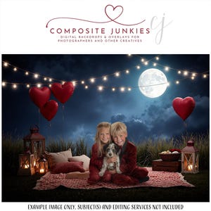 Pode incluir: Um fundo digital com uma cena noturna com lua cheia, balões em forma de coração e luzes de corda. Duas crianças e um cão pequeno estão sentados em um cobertor vermelho. O fundo inclui o texto "COMPOSITE JUNKIES".