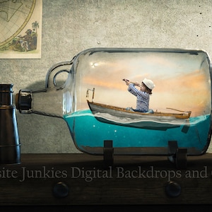 Könnte beinhalten: Eine große Glasflasche mit einem Korkenverschluss enthält eine Miniatur-Szene mit einem Kind in einem Boot auf einem blauen Meer. Die Flasche steht auf einem Holzregal mit einem Buch und einem Fernglas.