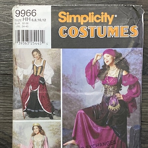 Può includere: Cartamodello Simplicity Costumes con tre modelli di abiti medievali. Taglie disponibili: 32-38. La copertina mostra donne con i costumi finiti, con dettagli in nero, rosso, rosa e oro. Misure in cm.