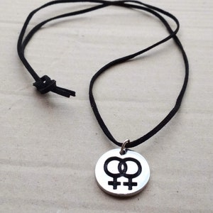 1 #LGBT #SILVER Kolorowy wisiorek. Symbol lesbijek, głęboko grawerowany. Posrebrzany. Biżuteria rzemieślnicza. Niepowtarzalny prezent. Biżuteria lesbijek.