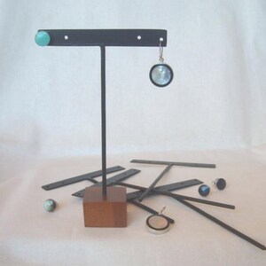 20 Stk. STUD EARRING Display und TeakHolz Basis für 2 Paare - Eisen Stud Displays - Studs Schmuck Displays.