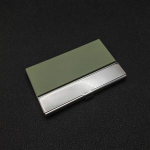 手書きロゴ入りレーザー刻印レザーレットのパーソナライズ名刺ホルダー。12色展開。 Tea Green