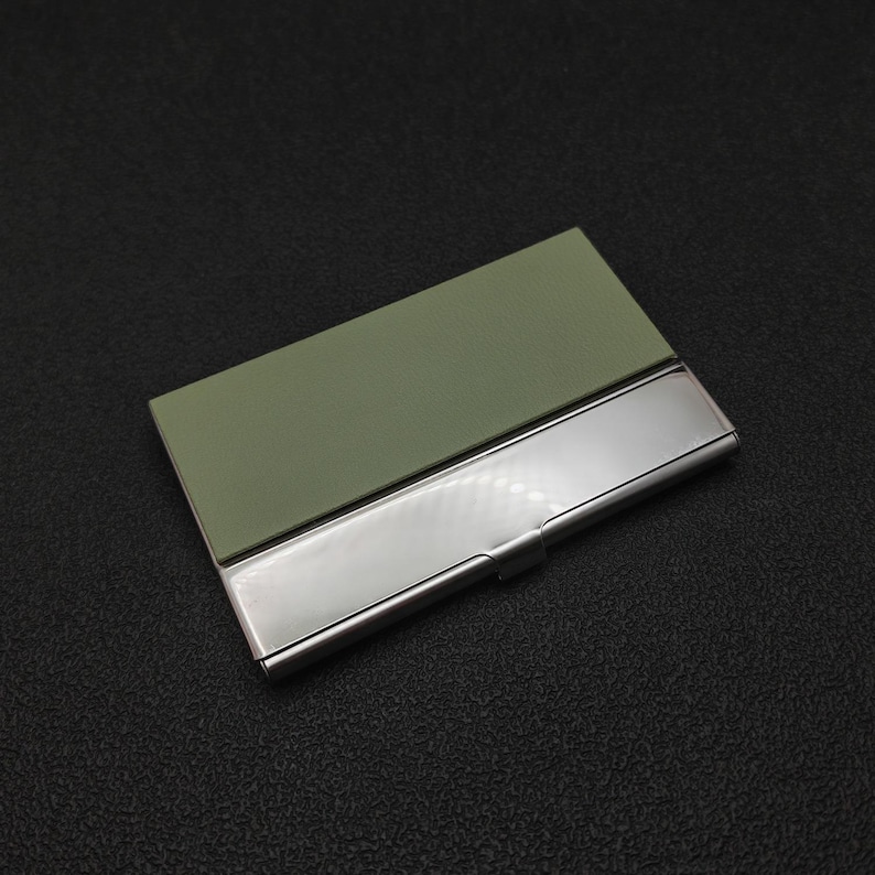手書きロゴ入りレーザー刻印レザーレットのパーソナライズ名刺ホルダー。12色展開。 Tea Green