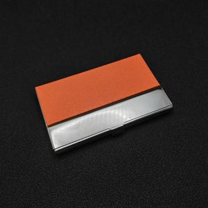手書きロゴ入りレーザー刻印レザーレットのパーソナライズ名刺ホルダー。12色展開。 Orange
