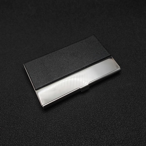 手書きロゴ入りレーザー刻印レザーレットのパーソナライズ名刺ホルダー。12色展開。 Black