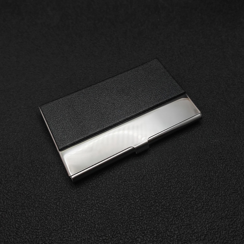 手書きロゴ入りレーザー刻印レザーレットのパーソナライズ名刺ホルダー。12色展開。 Black