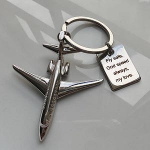 Portachiavi personalizzato con aereo bimotore: regalo da pilota inciso, accessorio per amanti dell'aviazione, ciondolo da viaggio personalizzato