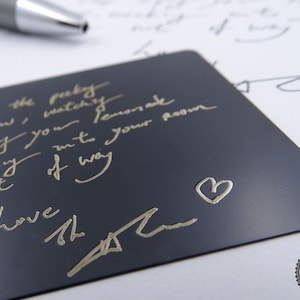 Op maat gegraveerde metalen portemonneekaart - gepersonaliseerd met je handschrift, handafdruk of foto - stalen portemonnee-inzetstuk