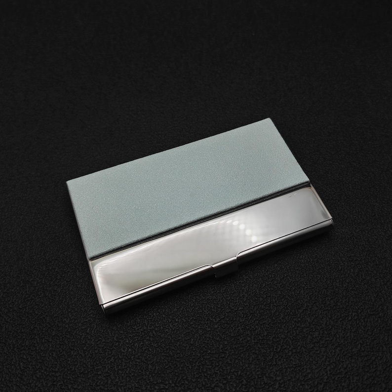 手書きロゴ入りレーザー刻印レザーレットのパーソナライズ名刺ホルダー。12色展開。 Lack Blue