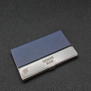 手書きロゴ入りレーザー刻印レザーレットのパーソナライズ名刺ホルダー。12色展開。 画像 17
