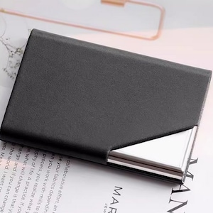 Personalisierter Visitenkartenetui aus Kunstleder - Individuell gravierte Visitenkartenhalter mit Monogramm | Durchdachtes Werbegeschenk in 6 Stilvollen Farben