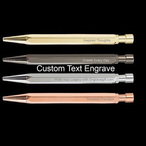 Può includere: Quattro matite metalliche in oro, canna di fucile, argento e oro rosa. Ogni matita ha un messaggio inciso diverso: "Inspired Thoughts", "Create Every Day", "Write Your Legacy with Engravegift.com" e "Timeless Precision". È visibile anche il testo "Custom Text Engrave".