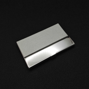 手書きロゴ入りレーザー刻印レザーレットのパーソナライズ名刺ホルダー。12色展開。 Silver