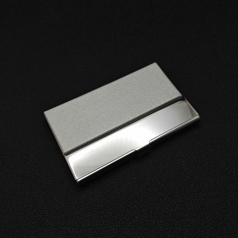 手書きロゴ入りレーザー刻印レザーレットのパーソナライズ名刺ホルダー。12色展開。 Silver
