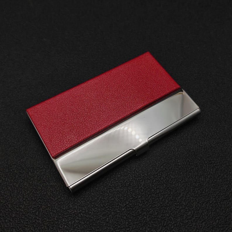 手書きロゴ入りレーザー刻印レザーレットのパーソナライズ名刺ホルダー。12色展開。 Red