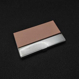 手書きロゴ入りレーザー刻印レザーレットのパーソナライズ名刺ホルダー。12色展開。 Cherry