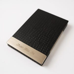 Personalisierter Visitenkartenhalter mit Gravur - Individuelles Logo Unterschrift und Geschenk für Firmenkunden oder Trauzeugen - Professionell und Stilvoll