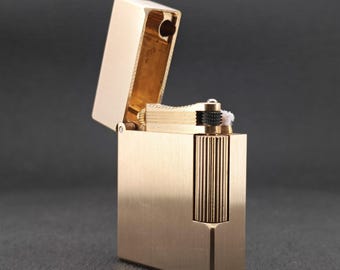 Accendino artigianale in ottone massiccio, finitura spazzolata, possibilità di incisione.