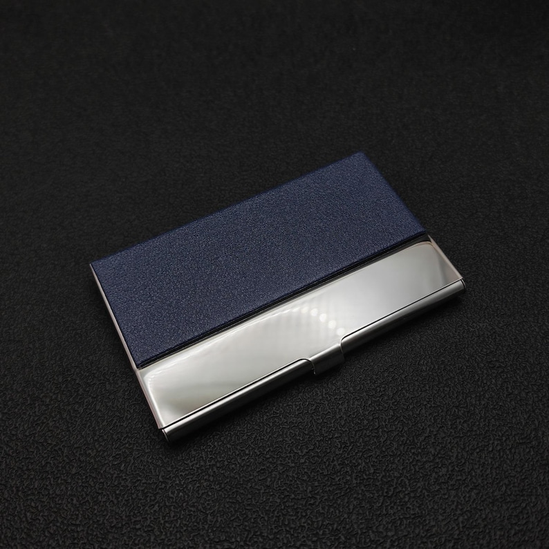 手書きロゴ入りレーザー刻印レザーレットのパーソナライズ名刺ホルダー。12色展開。 Dark Blue