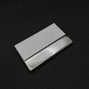 手書きロゴ入りレーザー刻印レザーレットのパーソナライズ名刺ホルダー。12色展開。 White
