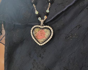 Handgjort halsband med strass-hjärta: Decoupageros i vävnad, svart kristallkedja