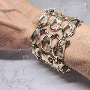 Breites Vintage Gliederarmband, unsigniert. Schwermetall, versilbert. 2 &quot;Breit. 7 1/2&quot; Lang mit Fold Over Verschluss. Etwas Abnutzung, dennoch tragbar.