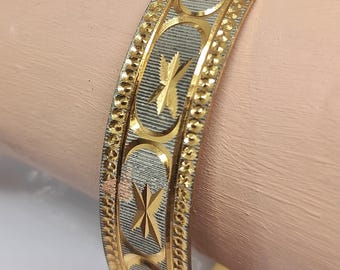 Vintage Gold & Silver Plated Bangle Bracelet with a Mixed Metals Design. (Unsigned). Plated Brass. Its in Excellent Shape. See the Pictures