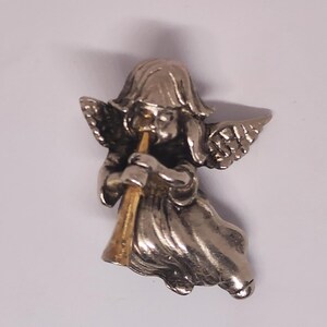 Vintage Angel holding a Horn Brooch/Pin. (Unsigned). Silver Plated, with Gold Plated Horn. In good Shape. See Pictures.