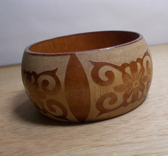 Vintage Etched Wood Bangle Bracelet. Gem