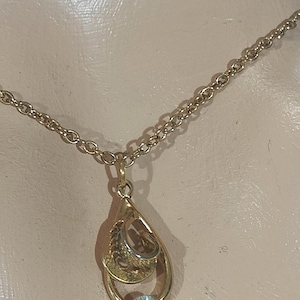 Vergoldeter Vintage Anhänger mit einem Strassstein und einem hübschen Wirbelmuster. (Unsigniert). 16 &quot;lange vergoldete Kette inklusive. Wie neu!