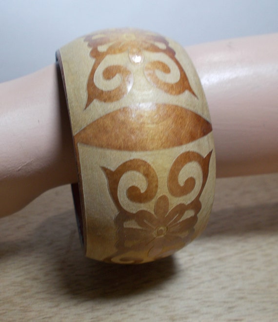 Vintage Etched Wood Bangle Bracelet. Gem