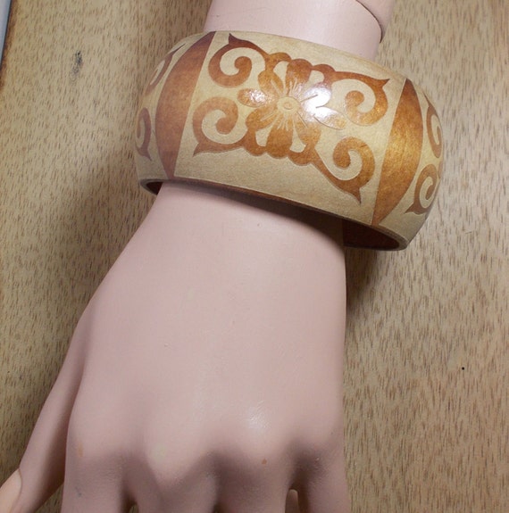 Vintage Etched Wood Bangle Bracelet. Gem