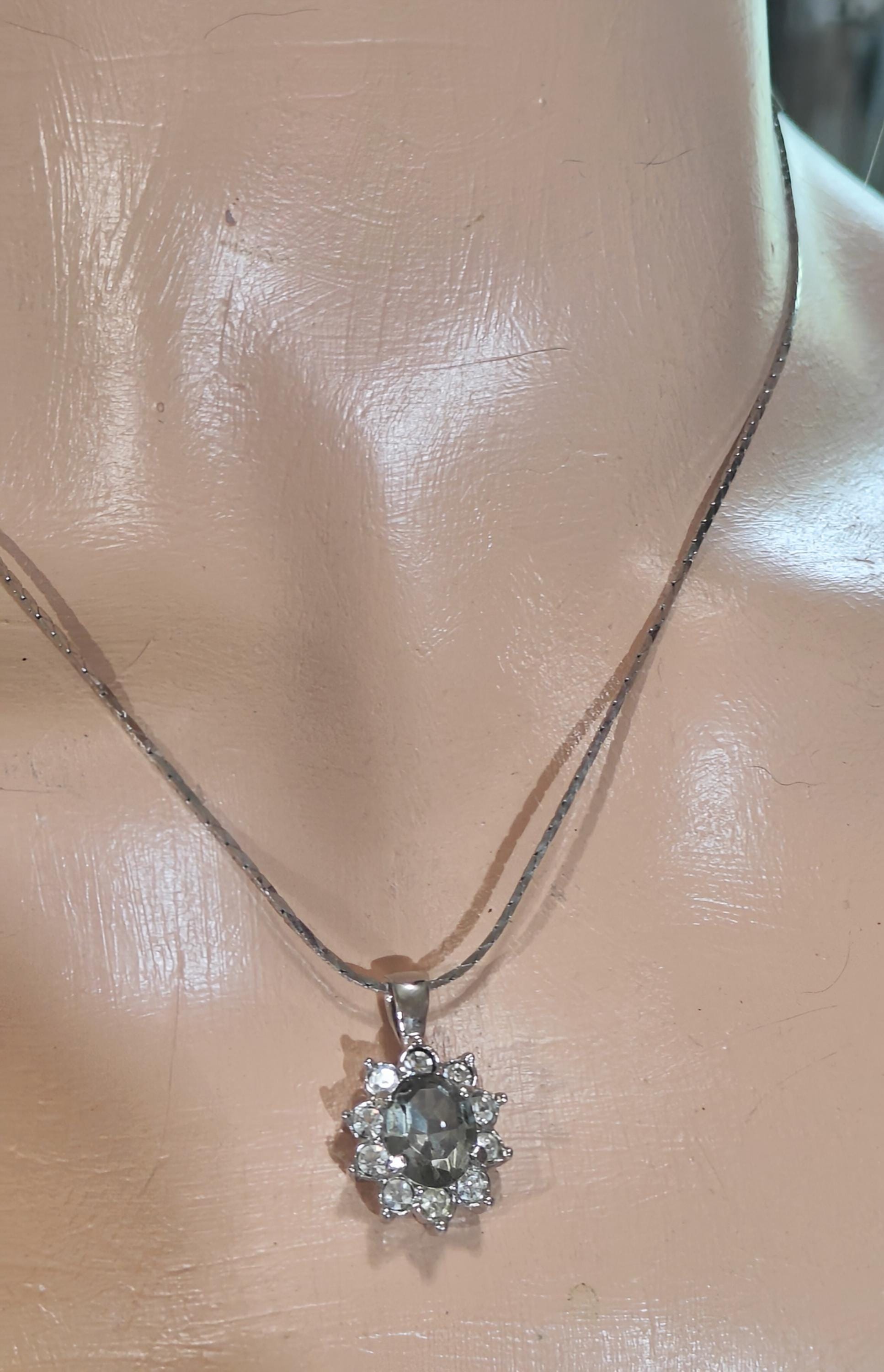 Collier Vintage Chaîne Plate Plaqué Or Avec Strass - Occasion Bon État