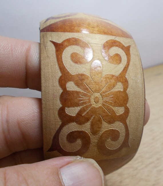 Vintage Etched Wood Bangle Bracelet. Gem
