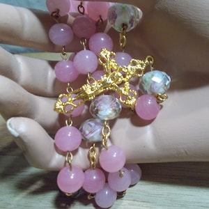 Ręcznie wykonany różaniec z pozłacanym krucyfiksem i medalionem, zabytkowym kwarcem różowym Cherry Brand oraz fasetowanymi koralikami Lampwork w kształcie róż, malowanymi ręcznie.
