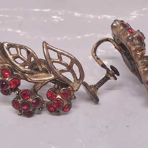 Pendientes vintage chapados en oro con rosca: flores de rubí con diamantes de imitación